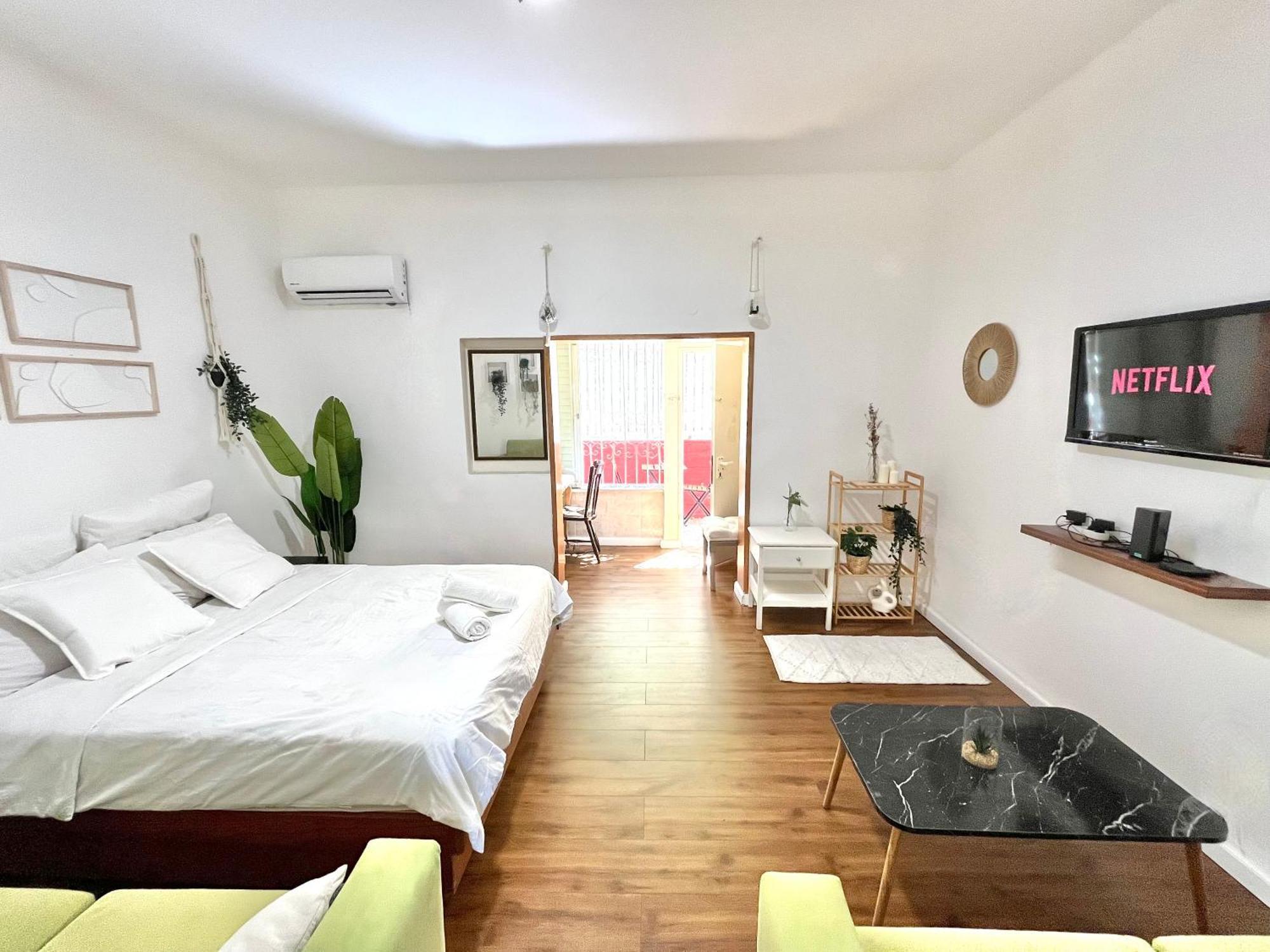 Carmel Emerald Apartment *