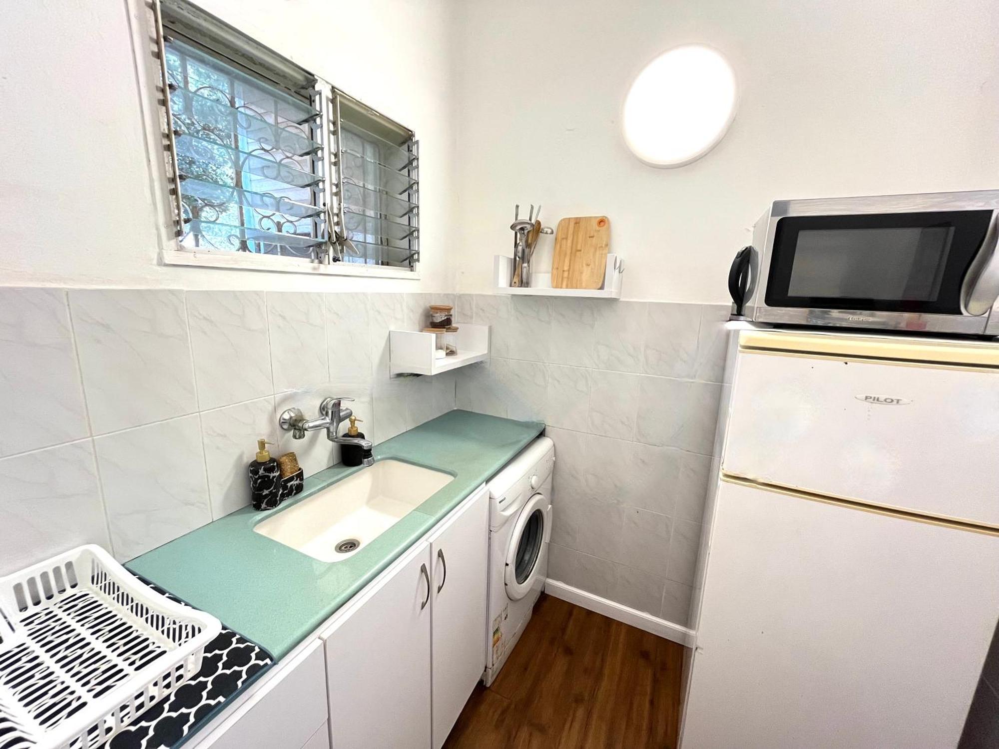 Carmel Emerald Apartment *